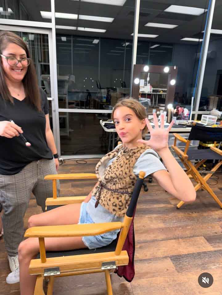 Image – Chyler Emery, is pictured with her mom, Sarah Shoshanna Stern, back in in August 2025. (@chyleremery/Instagram).