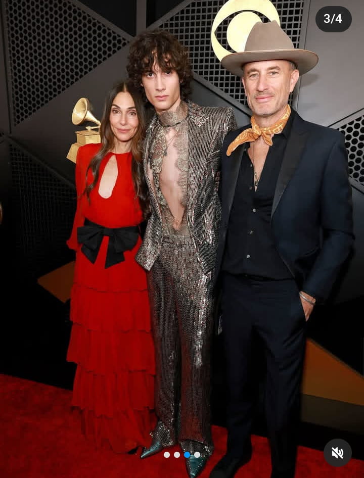 Image - Sombr, is pictured with his parents, Andy Boose and Bennah Serfaty, on the red carpet at the 2026 Grammys. 