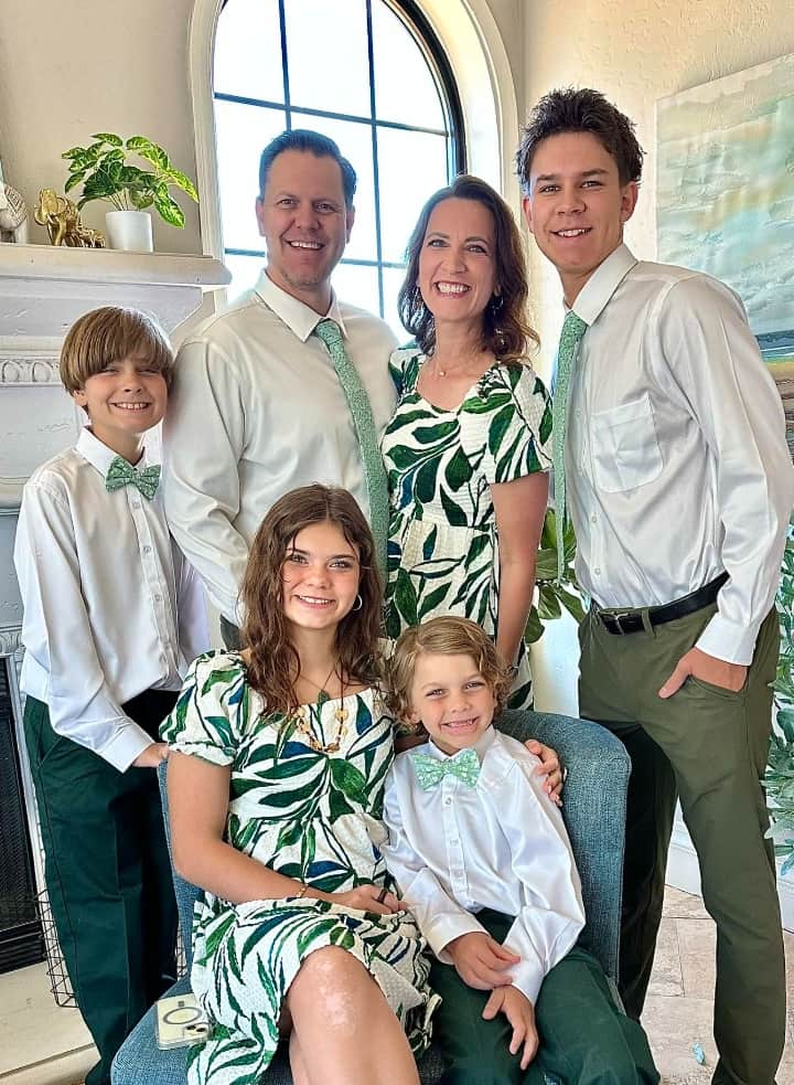 Image - Ashieeebashieee, is pictured with her family, including her parents, Kristin and Shiloh, and three brothers, back in April 2025. 